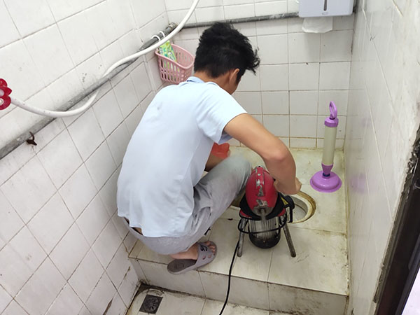 老河口管道堵塞冒臭气 专业师傅现场解决问题