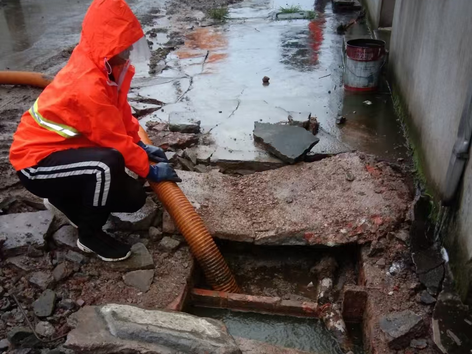 老河口专业清理污水池 炜誉市政以规范流程守护城市 “肠道”