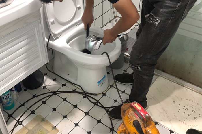 老河口马桶堵塞自己疏通还是找师傅？专业上门服务让你省时更省心