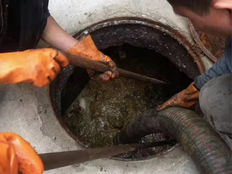 老河口清理化粪池时如何避免沼气的危害？